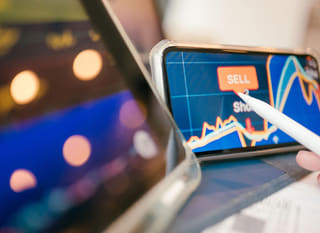 Trader que analiza opciones de Bitcoin, Ethereum y forex en varios activos